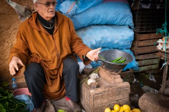Souk weighing pepper Man